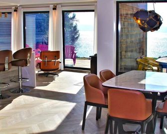 Oceanfront Cottage: Where Natural Beauty Meets Modern Comfort - Sooke - Dining room