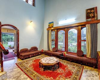 Brookevalley Homestay by The Ataraxia - Coonoor - Living room