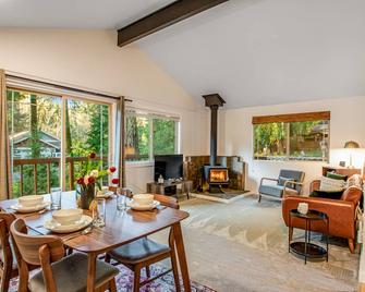 Sugarpine Retreat - Bellingham - Dining room