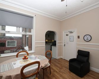 Woodville Lodge Leeds City Centre by OYO - Leeds - Dining room