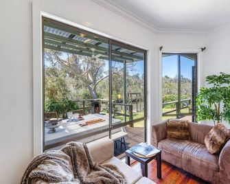 Spacious Riverfront Beach House Getaway - Seaford - Sala de estar