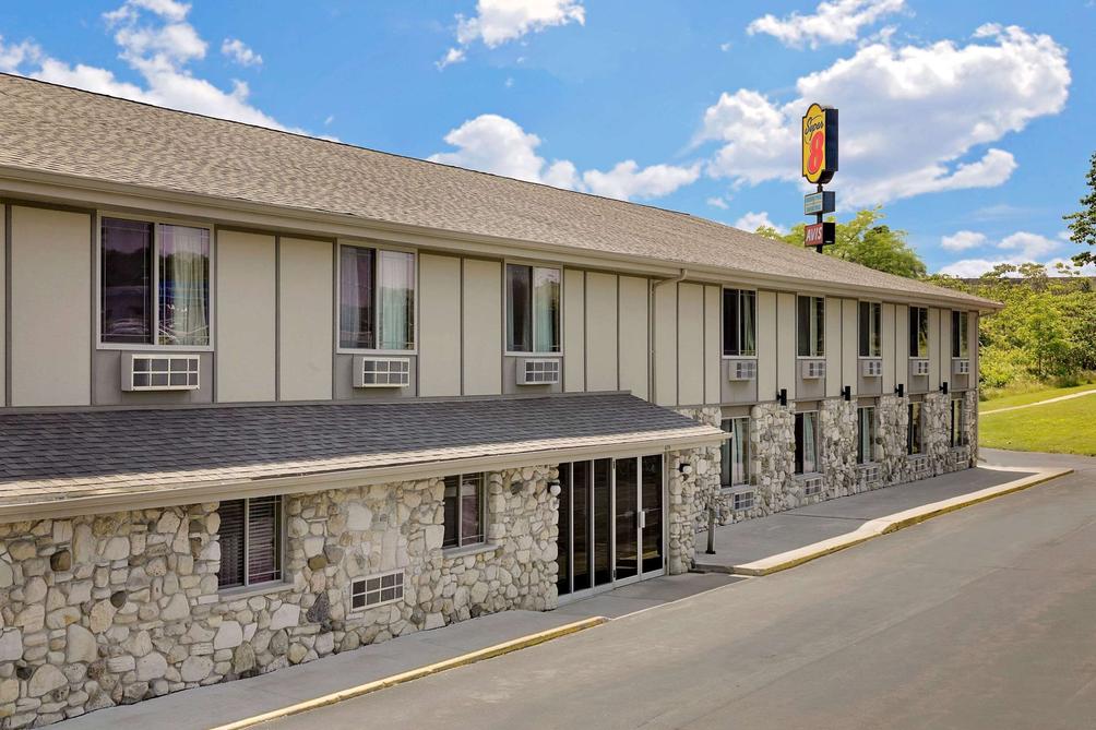 Super 8 By Wyndham Sturgeon Bay 71 9 2 Sturgeon Bay Hotel Deals Reviews Kayak