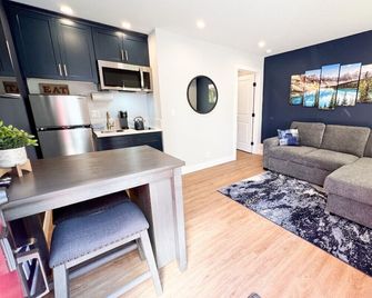 Cozy 1 Bedroom in the heart of Burbank near Disney and Warner Brothers (near Equestrian Center) - Burbank - Living room