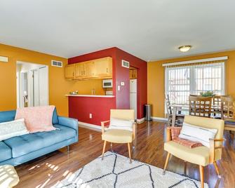 22 Mi to Detroit: Sterling Heights Condo - Sterling Heights - Living room