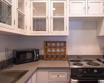 Downtown 2 bedroom 2 bath cottage - West Palm Beach - Kitchen
