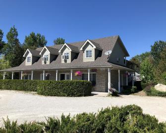 Adventure The Bruce Inn - Recently Renovated With Outdoor Hot Tub - Tobermory - Gebouw