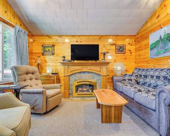 Inlet Lakefront Home Private Dock and Beach Access! - Inlet - Sala de estar