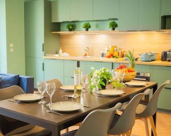 Parking gratuit à 3 min à pied, Clim, Laverie, Fibre, proche de Rousset, zone d'activités et domaines pour Mariages - Trets - Salle à manger