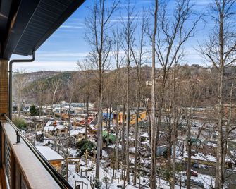 Downtown Dreamin - Gatlinburg - Balcony