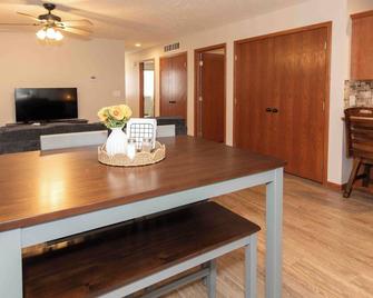 30+ Day Lease, Fully Furnished, Entire Unit with Attached Garage, Fenced-In Yard - Kearney - Dining room