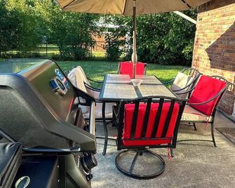 Cozy 3 bedroom house in Southfield with Wifi full kitchen and smart TVs - Southfield - Patio