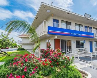 Motel 6 Bakersfield, Ca - Airport - Bakersfield - Building