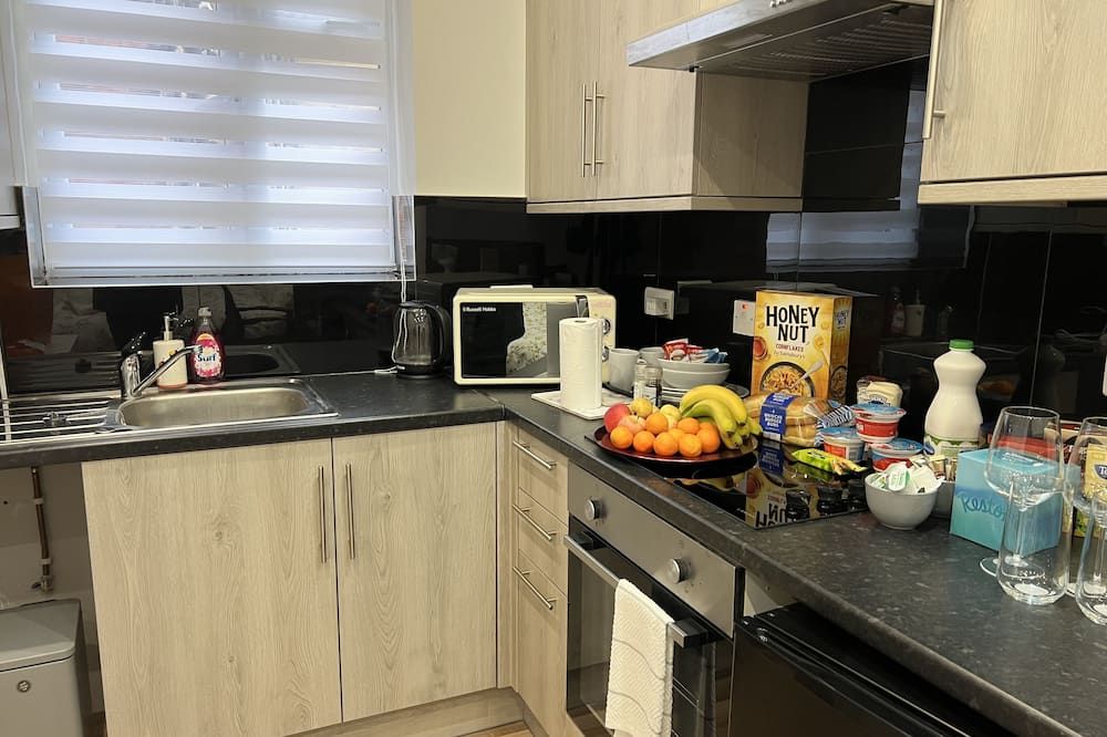 Park View Serviced Apartment - Next to Northolt Tube Station - Near Central London & Wembley - Northolt - Kitchen