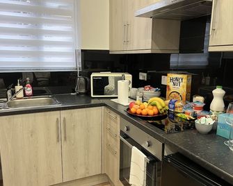 Park View Serviced Apartment - Next to Northolt Tube Station - Near Central London & Wembley - Northolt - Kuchnia