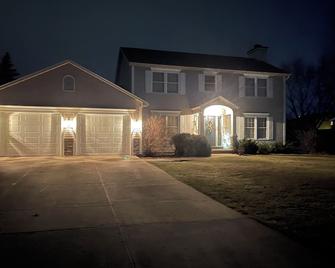 Tremendous 4bedroom house in De Pere with WiFi Available for the 2025 NFL draft - De Pere - Building