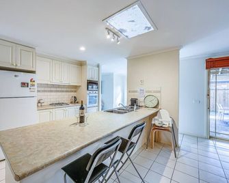 StayAU Family Retreat w/Pool Table in Cranbourne - Cranbourne - Cocina