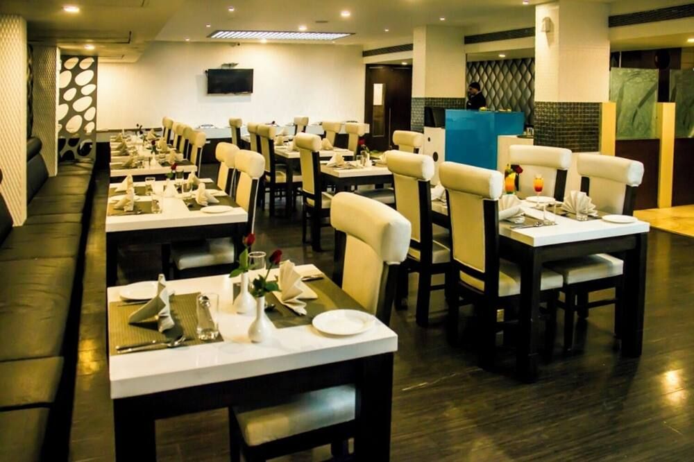 Hotel Vaibhav Inn - לאקנאו - מסעדה