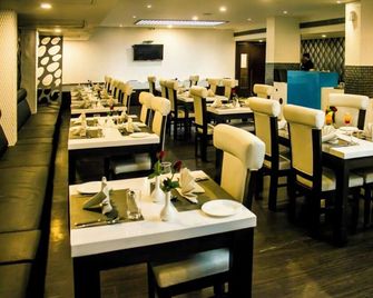 Hotel Vaibhav Inn - לאקנאו - מסעדה