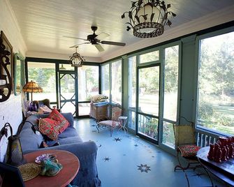 Gorgeous Westchester Home with Pool, Hot Tub, Steam Room & Tennis! - Waccabuc - 客廳