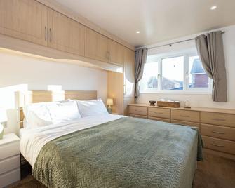 Detached Home in Greater Manchester with Free Parking - Stockport - Bedroom