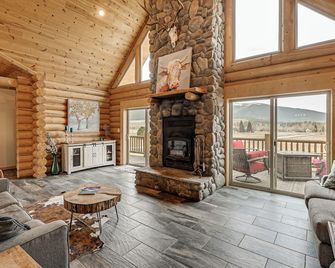 Group Retreat in the Bitterroot Valley w/ Hot Tub - Victor - Sala de estar