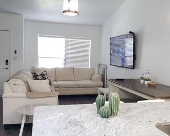 Modern Luxury Condo - Near Uf, Shands & Celebration Pointe - Gainesville - Living room