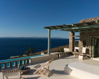 Twin Peaks Villas w/Private Pool by JJ Hospitality - Koundouros - Balcón
