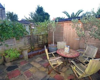 Delightful Cottage in Sandwich - One Bedroom - Sandwich - Patio