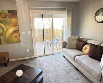 Cozy Retreat W/ Led & Balcony - Charlotte - Sala de estar