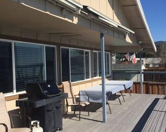 Beautiful 5 Bedroom, 3 bath waterfront home on Clearlake w/private hot tub - Nice - Serambi