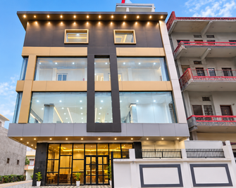 Hotel Grand Vista Near Ramgarh Tal and Tara Mandal - Gorakhpur - Building