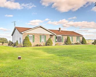 Charming Lewisburg Home w/ Hot Tub & Games! - Lewisburg - Building
