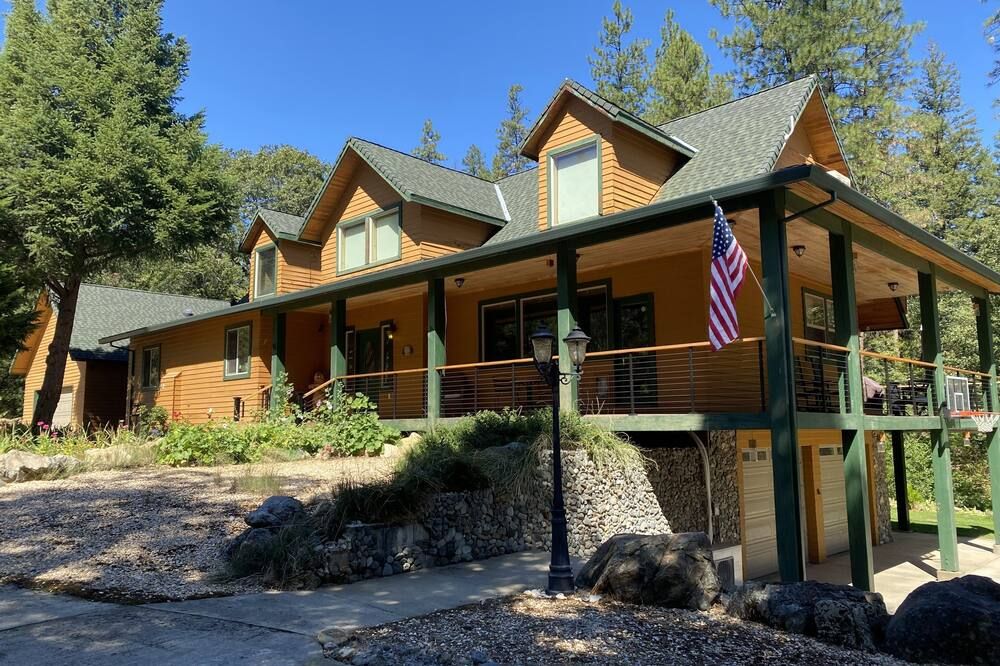 Fishing, Hiking, and Family Friendly Creekside Mountain Retreat