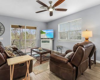 2/2 Privacy in Pine Island! - Bokeelia - Living room