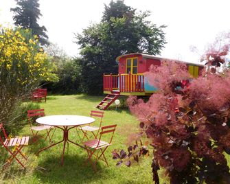 Couples' Vacation Caravan Rental with a Swimming Pool in Aude, France - Pech-Luna - Patio