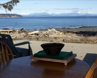 Waterfront Cottage near Mount Washington in Campbell River, British Columbia - Campbell River - Balcón
