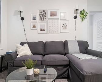 Apt in Mt Washington, Minutes to Sheraton & City Skyline Views W/Pack’n Play - Pittsburgh - Sala