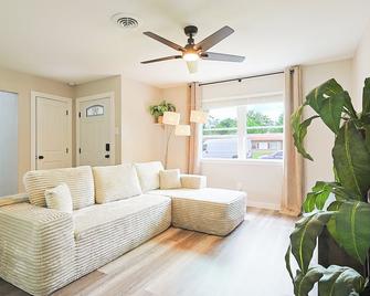 Luxury 4BR Retreat 10 Mins to Downtown & Lake - Mesquite - Living room