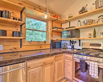 24-0132 Alma Retreat w/ Deck: 17 Mi to Skiing - Fairplay - Kitchen