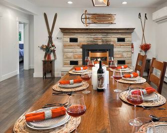 Luxurious Ellicottville Chalet with view of slopes & min to town! Pet Friendly! - Ellicottville - Comedor