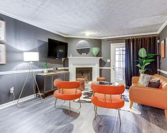 Atlanta Vacation Rental about 15 Mi to Downtown! - Forest Park - Living room