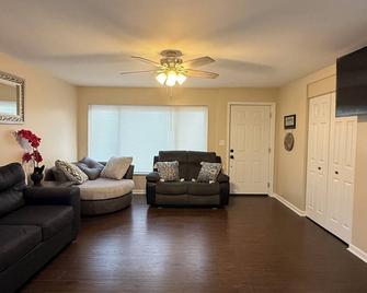 Spacious 5-bedroom house with AC, WiFi in brilliant Saint Albans - Saint Albans - Living room