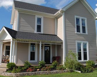 115 year old farmhouse renovated completely 2014, on 4 acres - Crawfordsville - Gebäude