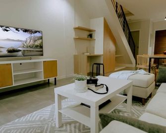 Townhouse / Apartment in Angeles city near Clark with AC, Wifi, and Netflix. - Angeles City - Living room