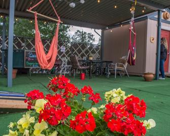 Rad Hostel - Colorado Springs - Patio