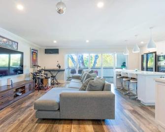 Sunray on Kent - Rockingham - Living room