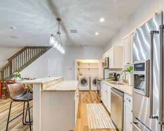 3 Mi to Silver Springs State Park Home with Grill! - Silver Springs - Küche