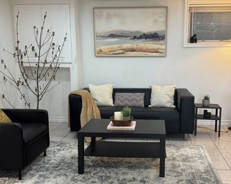 Modern Private 2-Bedroom Guest Suite l Free Parking l Self Check-in! - Guelph - Living room