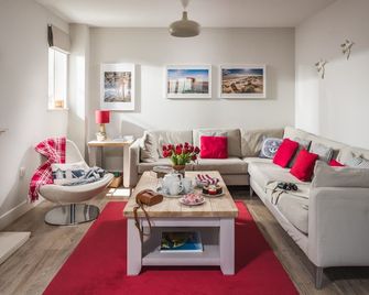 The Rock - a cottage that sleeps 6 guests in 3 bedrooms - Rye - Living room