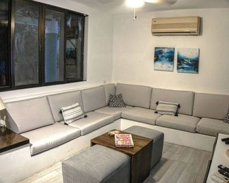 Tropical Exclusive Getaway ! Full A-C Pool Jacuzzy Private Beach Relax & Unwind - Puerto Quetzal - Sala